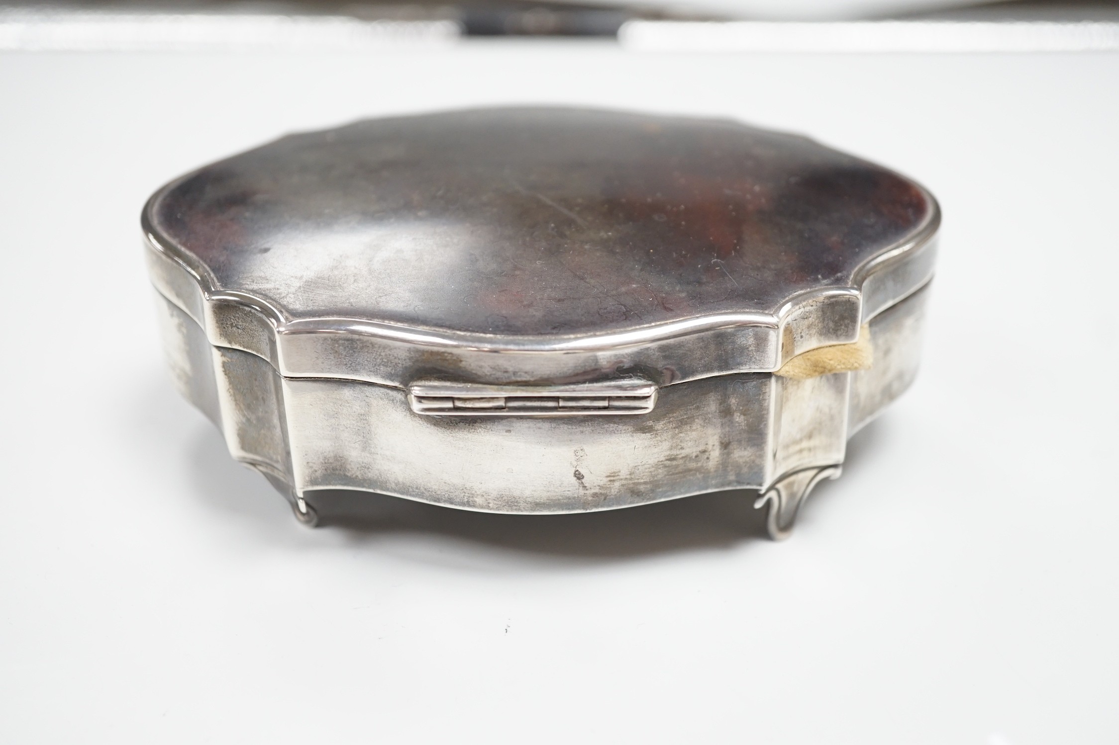 A George V silver and tortoiseshell mounted shaped oval trinket box, Birmingham, 1929, with engraved inscription, 12.6cm.